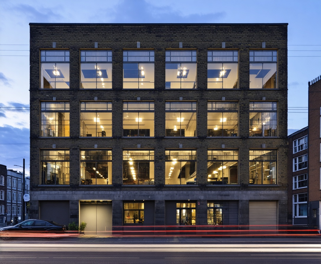 Außenansicht unseres modernen Industriebüros in Berlin Mitte bei Sonnenuntergang